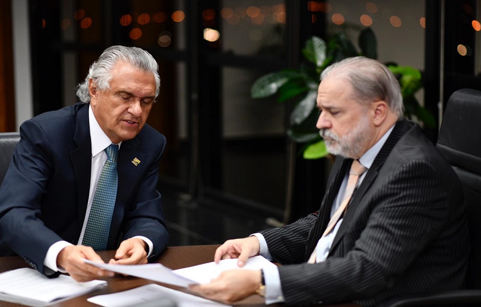 Caiado entrega ofício contra a Enel a procurador-geral da República