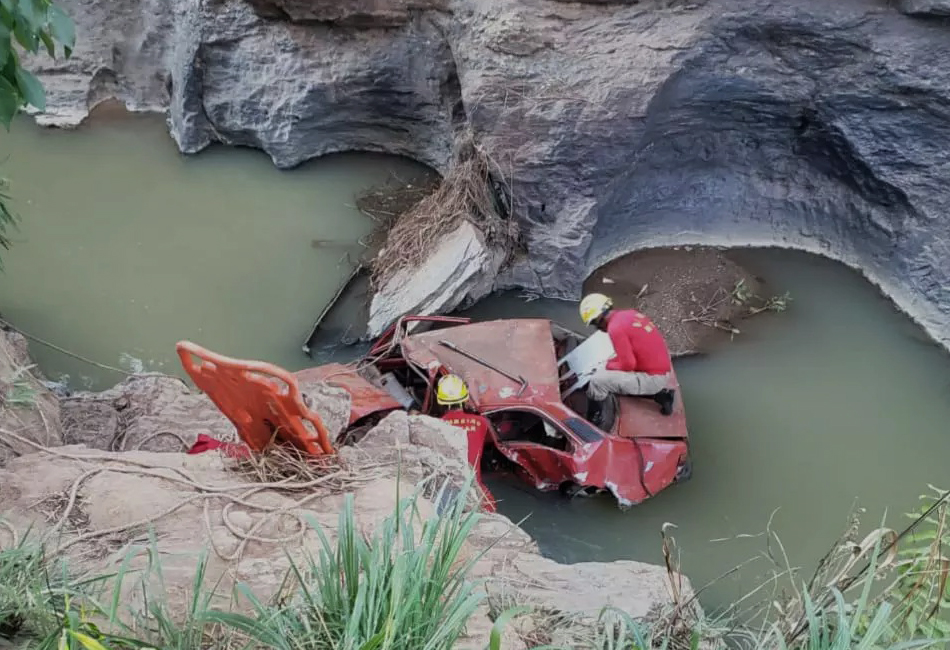 Um homem, de 25 anos, morreu após o carro em que estava cair em uma ponte, na BR-080, em Padre Bernardo, na madrugada deste domingo (15). (Foto: Divulgação/Corpo de Bombeiros)