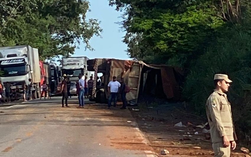 Carreta tombou na pista após o acidente.