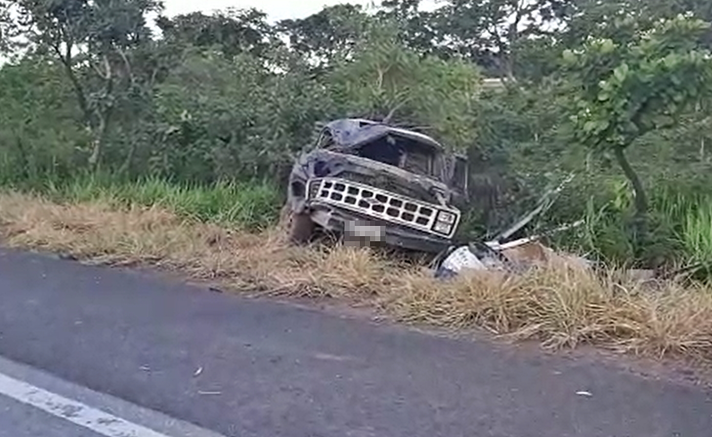 Acidente ocorreu no km 144, às 17h; militar viajava acompanho da família, uma mulher, de 50 anos, e uma menina, de 8 (Foto: Reprodução / PRF)