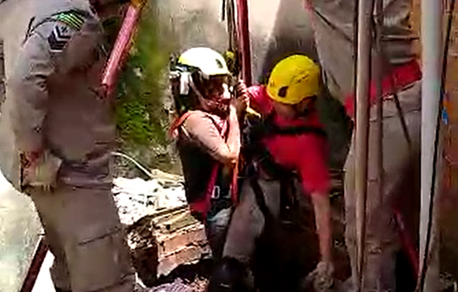 Menino caiu no fundo da cisterna após pisar na tampa que a cobria; após ficar sob observação por algumas horas, a criança teve alta (Foto: Reprodução / Bombeiros)
