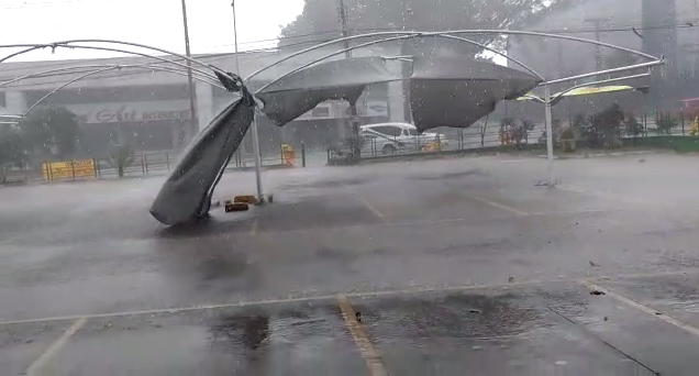 A forte chuva que caiu nesta quarta-feira de Natal (25) causou diversos estragos e transtornos em uma faculdade de Goiânia. (Foto: Reprodução)