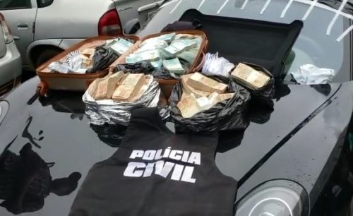 A PC encontrou, nesta segunda-feira (9), R$ 1,3 milhão no porta-malas de um carro Porsche apreendido em operação contra remédios para emagrecer. (Foto: Divulgação/PC)