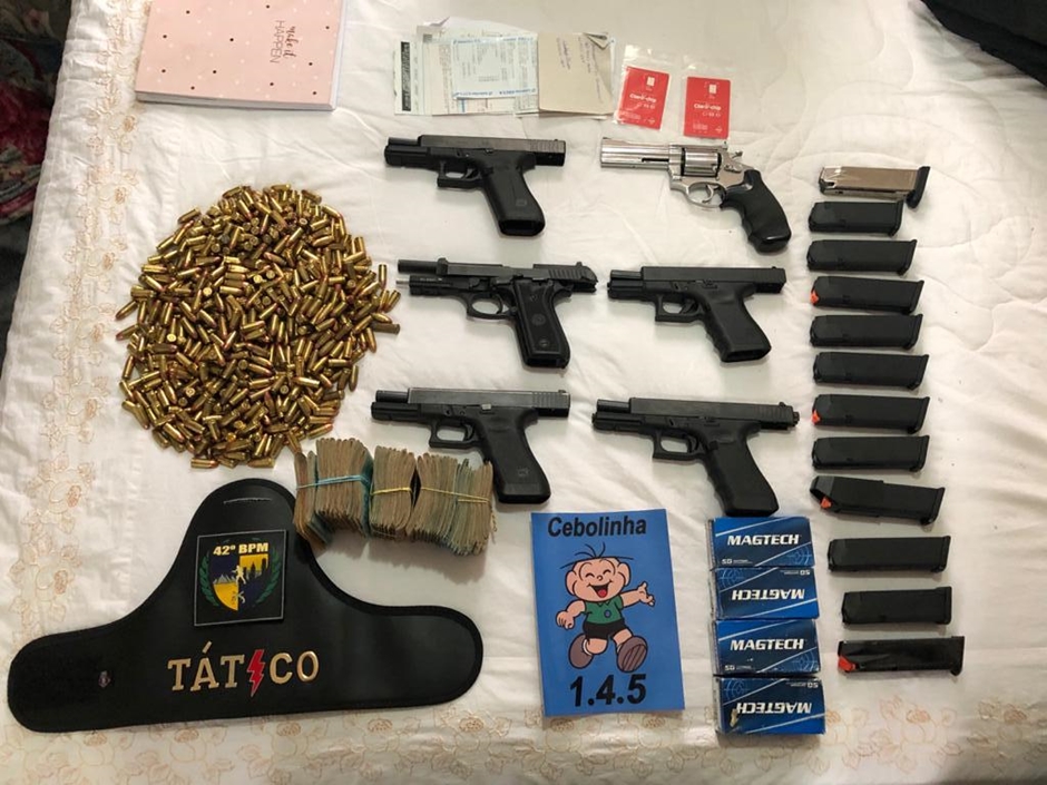 Mulher é presa por portar seis armas de fogo e R$ 42 mil em espécie, em Goiânia