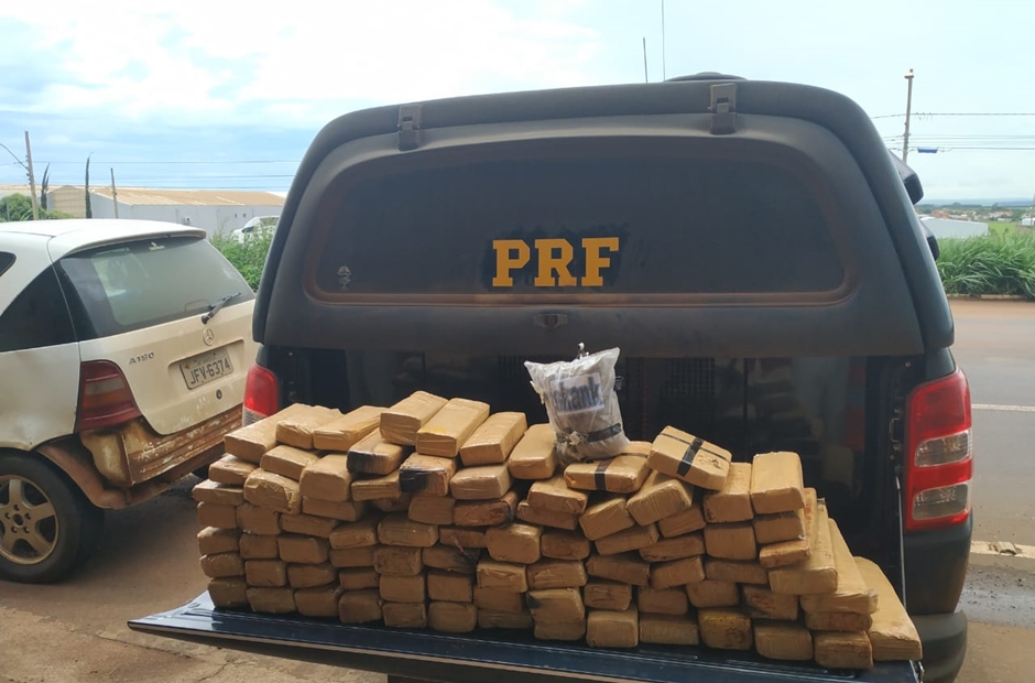 Carro guinchado é apreendido com drogas na BR 060, em Rio Verde