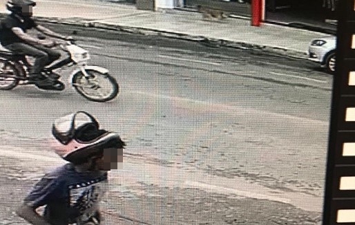 Dinheiro estava escondido sob esterco, dentro de uma caixa d'água (Foto: reprodução)