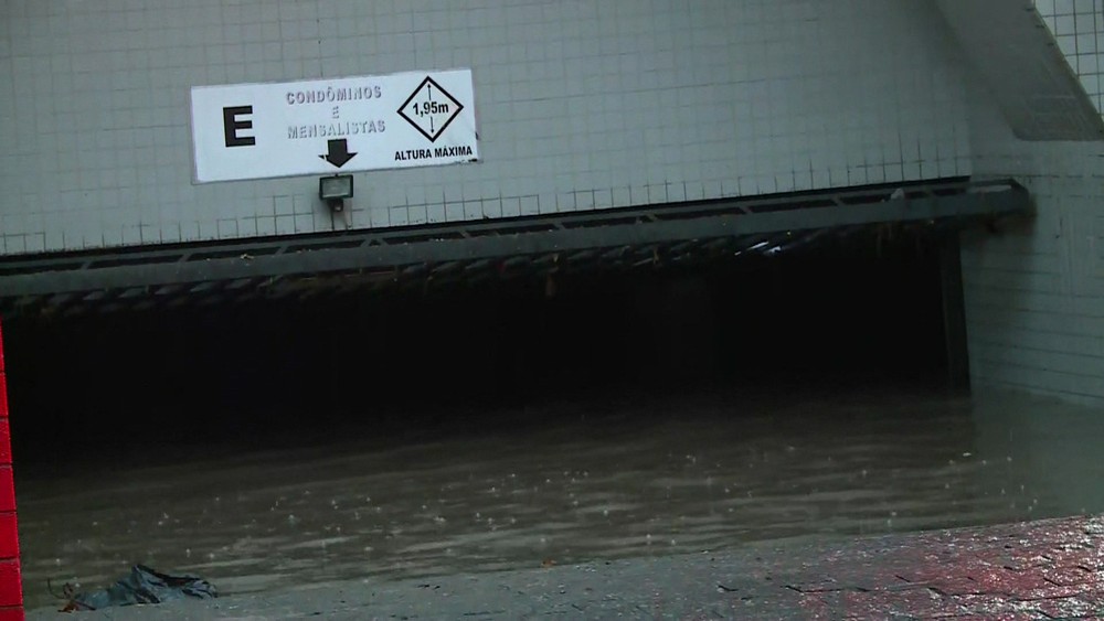 Temporal inunda garagem e deixa 1 morto na zona norte de São Paulo