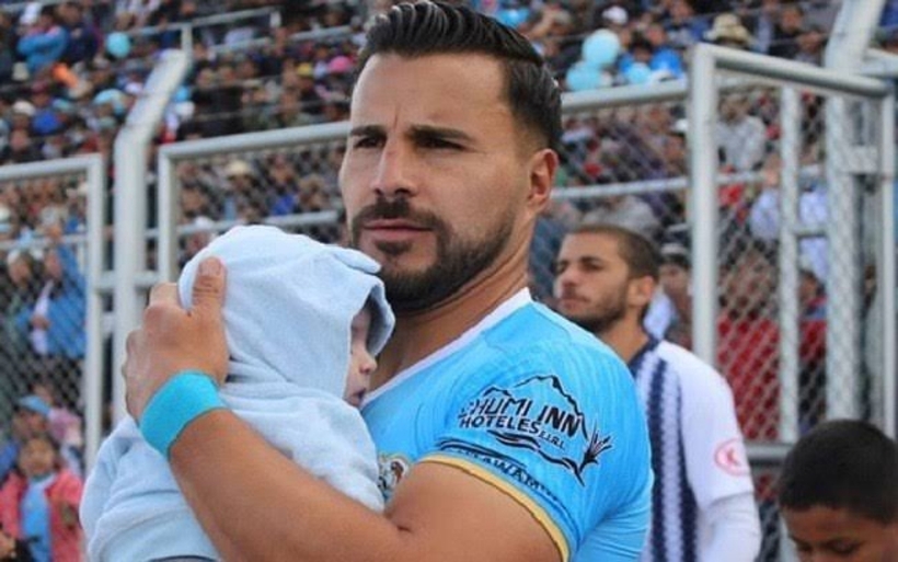 Jogador de futebol morre em acidente de carro quando estava a caminho de treino, no Peru