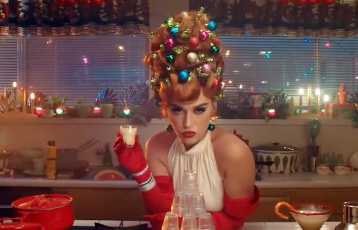 Katy Perry lança clipe natalino de Cozy Little Christmas; assista