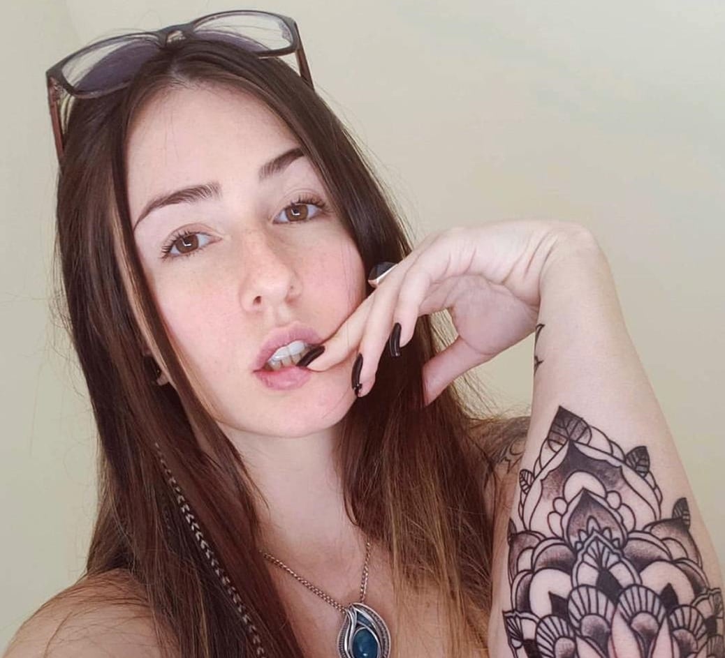 Mayara Meyer Moradora da Chapada dos Veadeiros ganha até R$ 6 mil por mês vendendo nudes