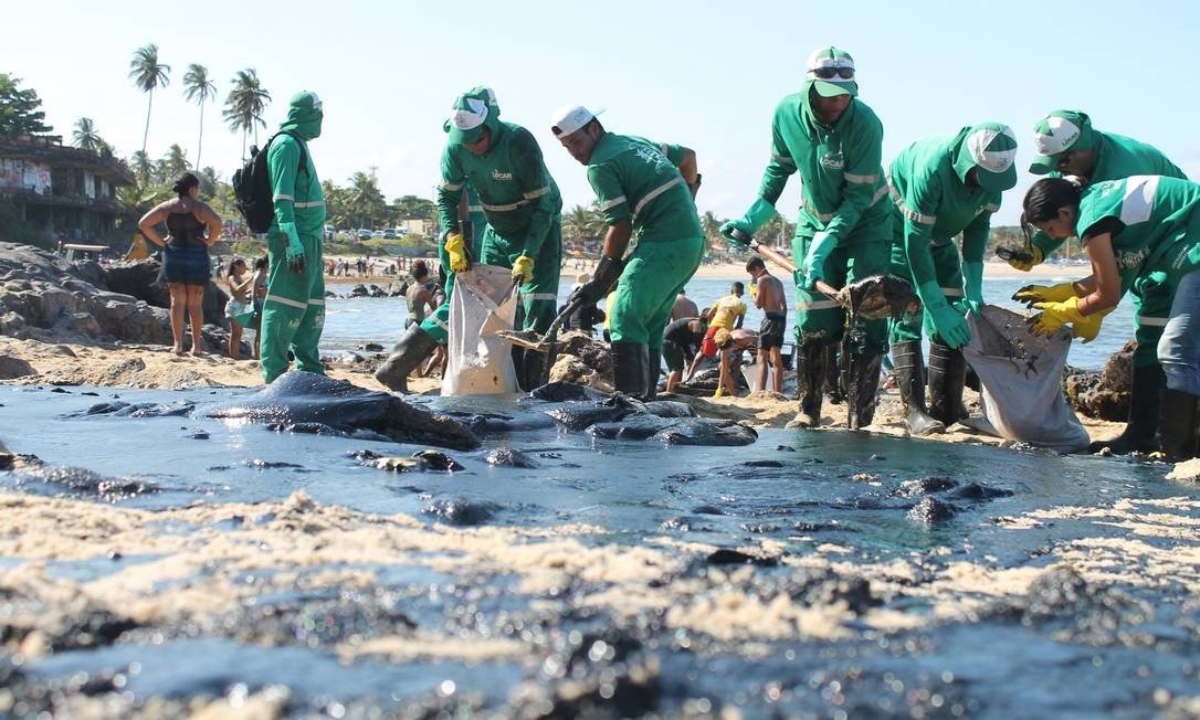 Governo não multou ninguém por vazamento de óleo ocorrido há quase um ano