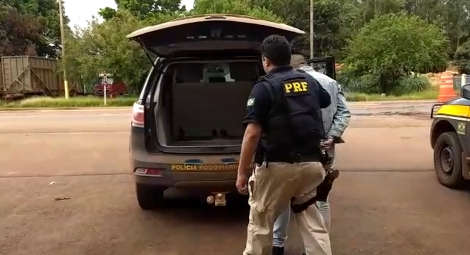 Um estudante, de 29 anos, foi preso suspeito de transportar mais de 120 kg de maconha. O caso aconteceu na BR-364, em Jataí. (Foto: Divulgação/PRF)