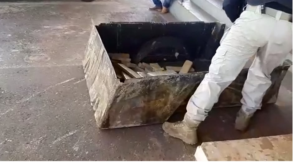 Dois homens suspeitos de tráfico foram presos transportando droga em um carro rebocado por um cambão. O caso aconteceu na BR-060, em Rio Verde. (Foto: Divulgação/PRF)