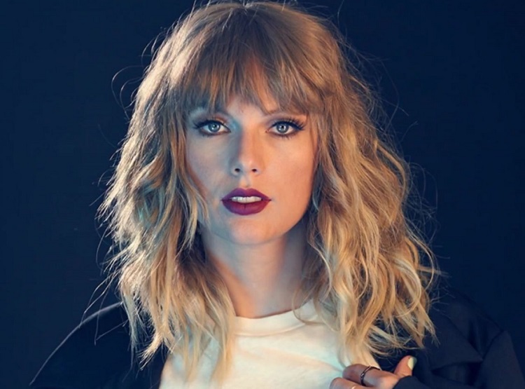 Taylor Swift critica pressão para que mulheres engravidem
