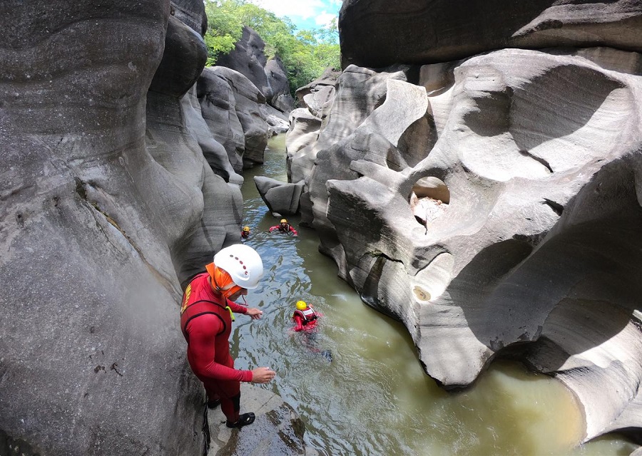 Buscas a homem desaparecido no Vale da Lua ganham reforços (Foto: CBMGO - Divulgação)