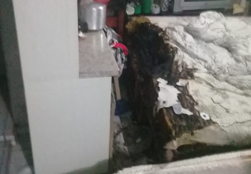 Preso suspeito de colocar fogo em casa para matar companheira: "gostaria de morrer com ela"