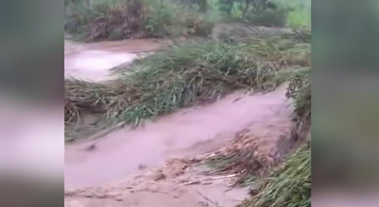 Açude se rompe no Vale do Jequitinhonha, em Minas Gerais