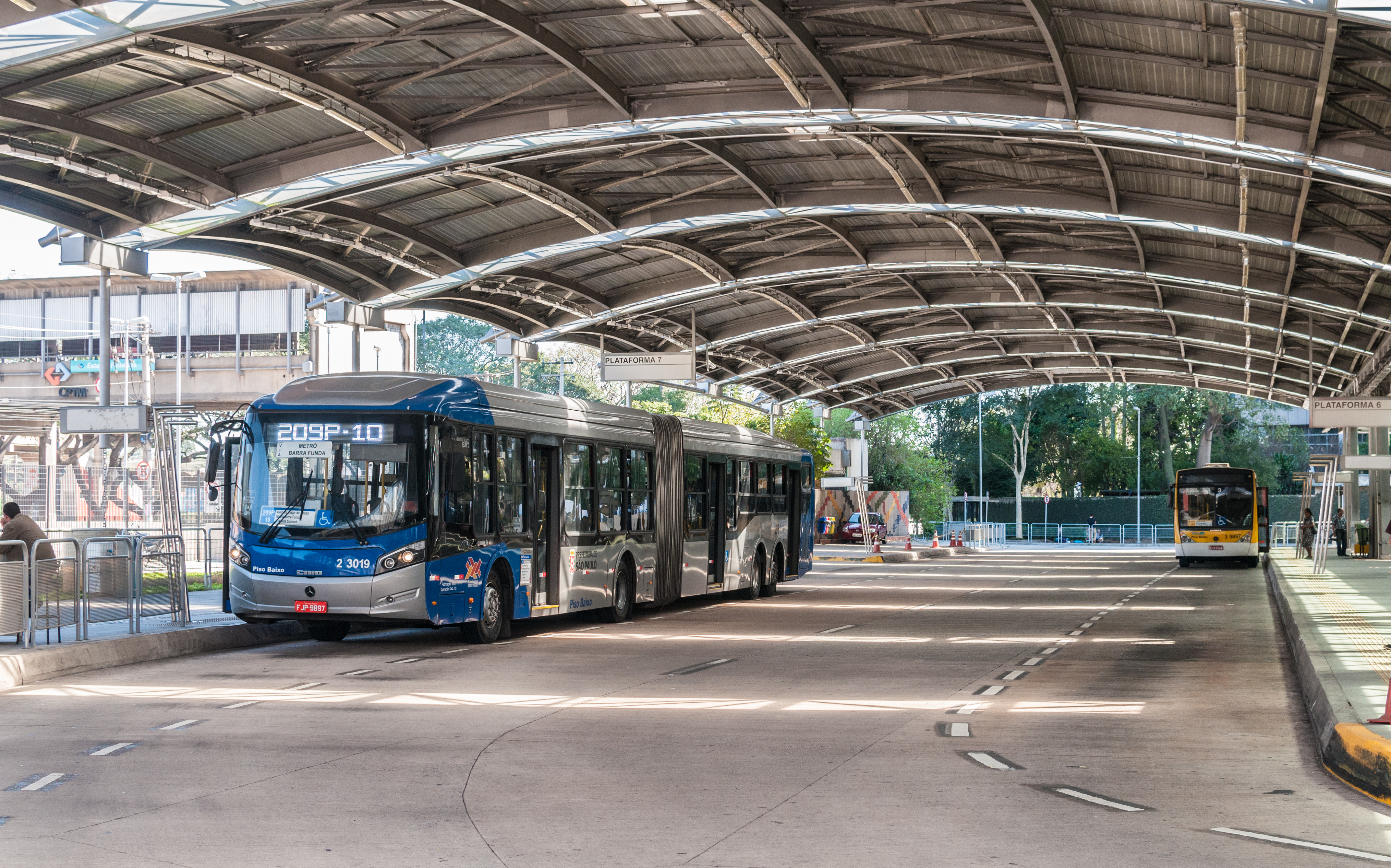 Parada de ônibus em São Paulo (Foto: Reprodução)