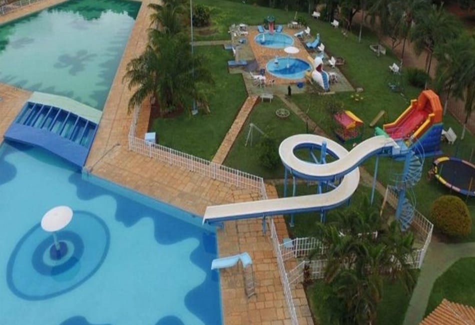 Tia da menina que caiu em clube disse que ela está calma e cantando. Criança caiu de escada do toboágua e teve fratura no crânio (Foto: Reprodução)