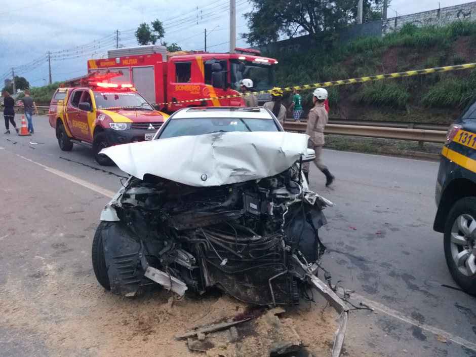 Dianteira do veículo de passeio depois do choque com a caminhonete. (Foto: Divulgação / Dict)