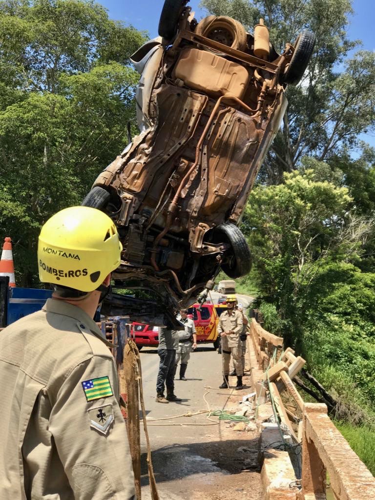 Agente penitenciário morre após carro cair de ponte e parar dentro do Rio Corumbá, em Luziânia