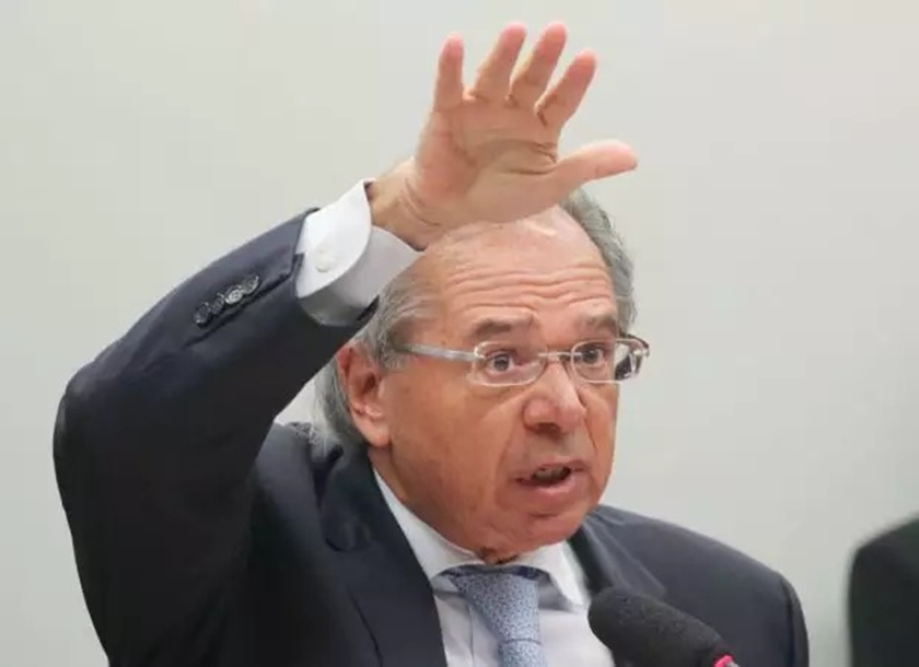 Após Moro sair, crise no governo pressiona Guedes