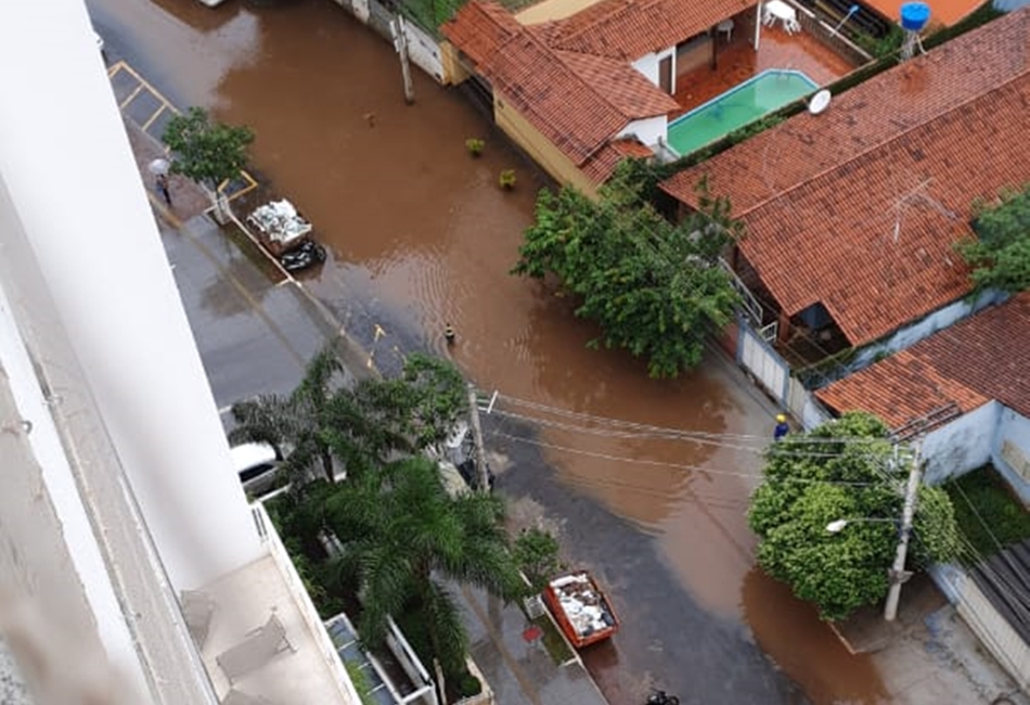 Alagamentos recorrentes no Marista causam atrito entre moradores, construtora e prefeitura de Goiânia