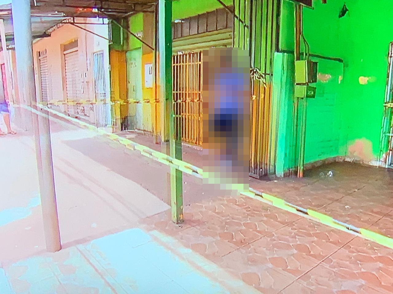 Segundo a PM, atirador desferiu quatro tiros contra a vítima que estava na porta da distribuidora de bebidas (Foto: Leitor / Mais Goiás)