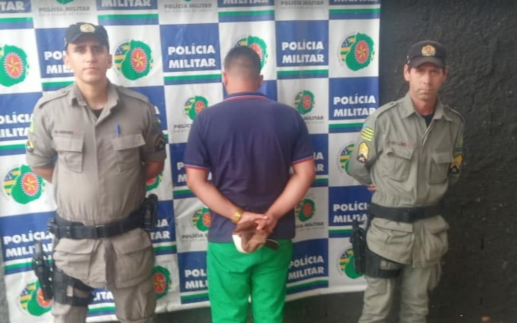 Homem locou duas empilhadeiras com documentos falsos; terceira máquina, também de origem suspeita, foi encontrada em um galpão (Foto: Divulgação / PM)