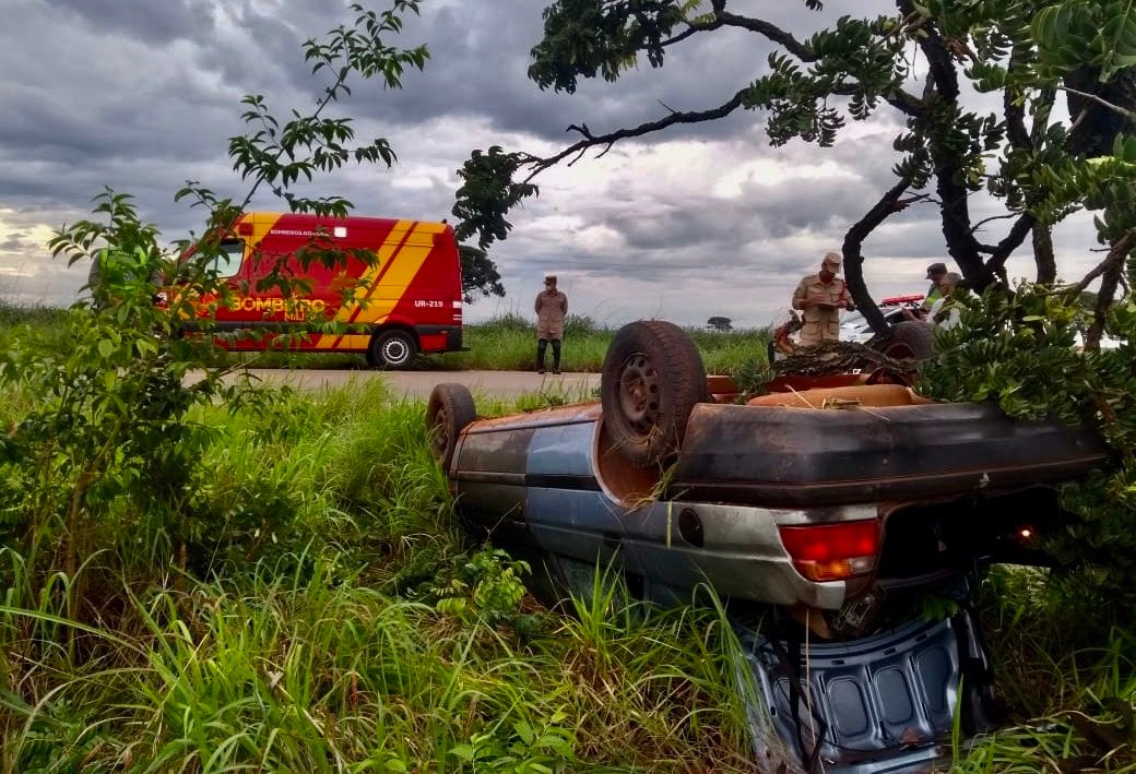 Homem adormece ao volante enquanto dirigia e capota veículo, na GO-010