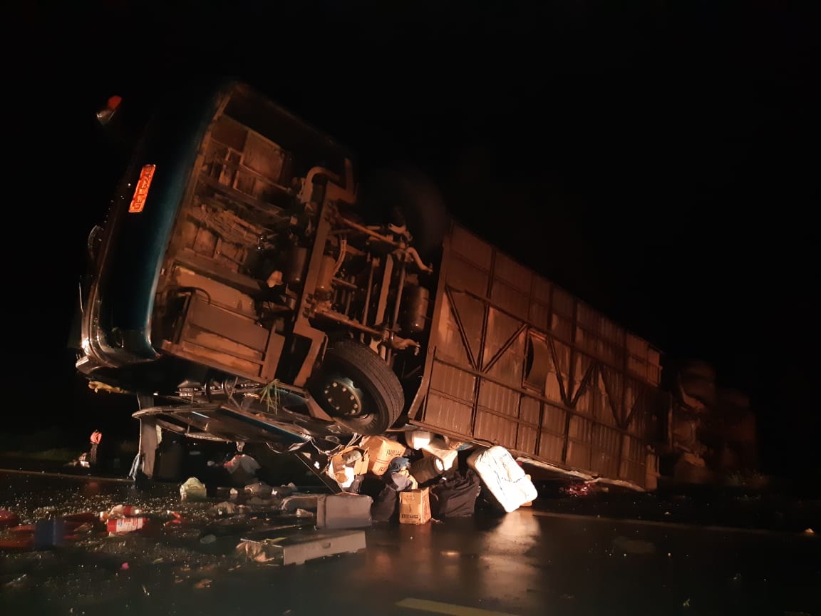 Ônibus tombou na BR-020, próximo a Vila Boa, nesta madruga