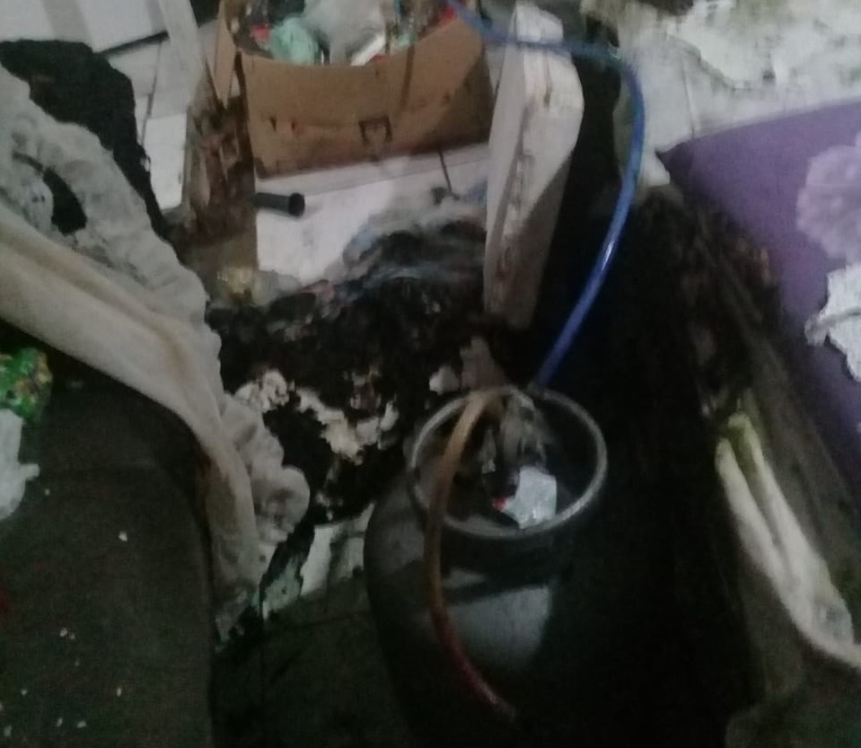 Preso suspeito de colocar fogo em casa para matar companheira: "gostaria de morrer com ela"