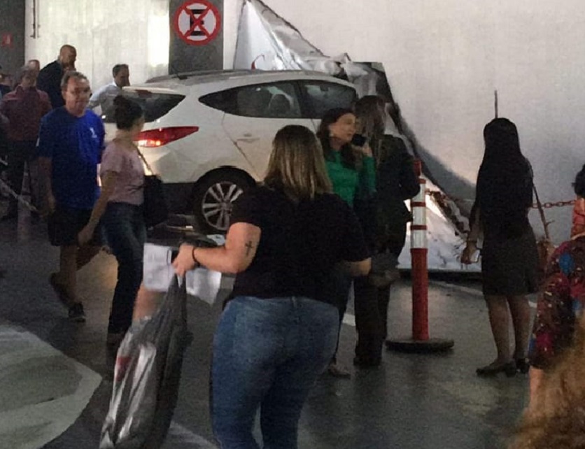 Veículo invade pet shop no estacionamento de shopping, em Goiânia