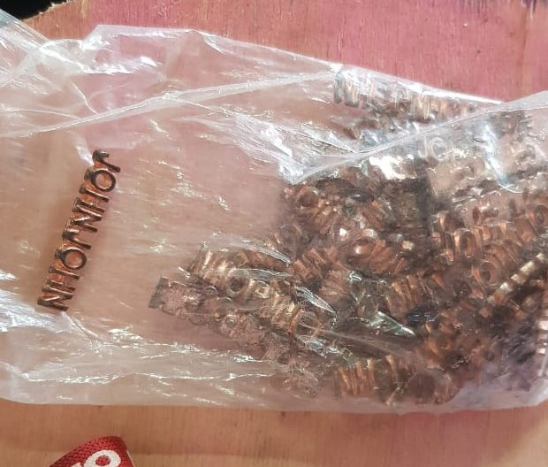 Galpão em Goiânia era usado para falsificação de itens metálicos de grandes marcas