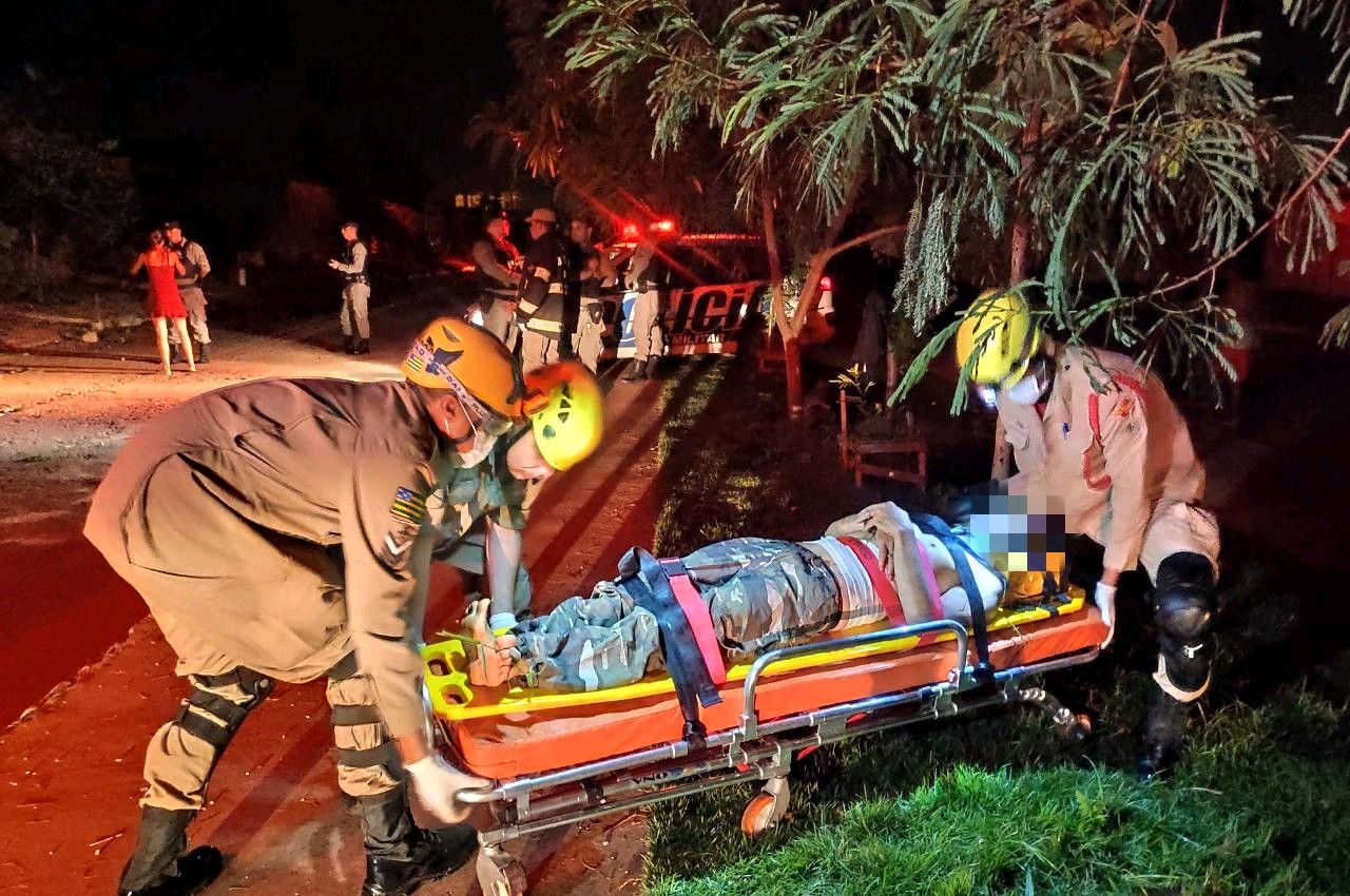 Homem capota carro após levar facada em tentativa de assalto, em Luziânia