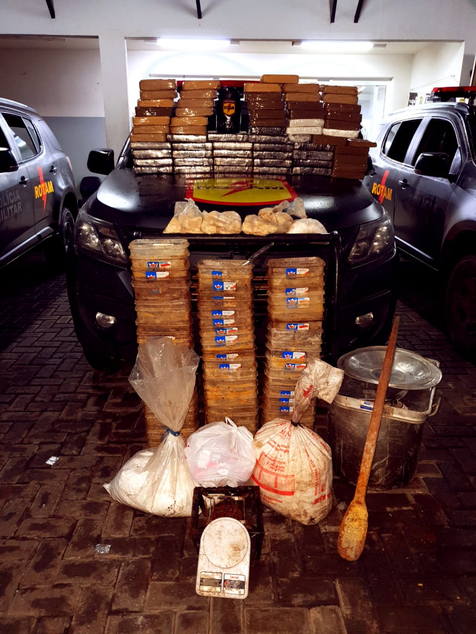 Três homens são presos por roubo de veículos e manter laboratório de refino de cocaína, em Abadia de Goiás