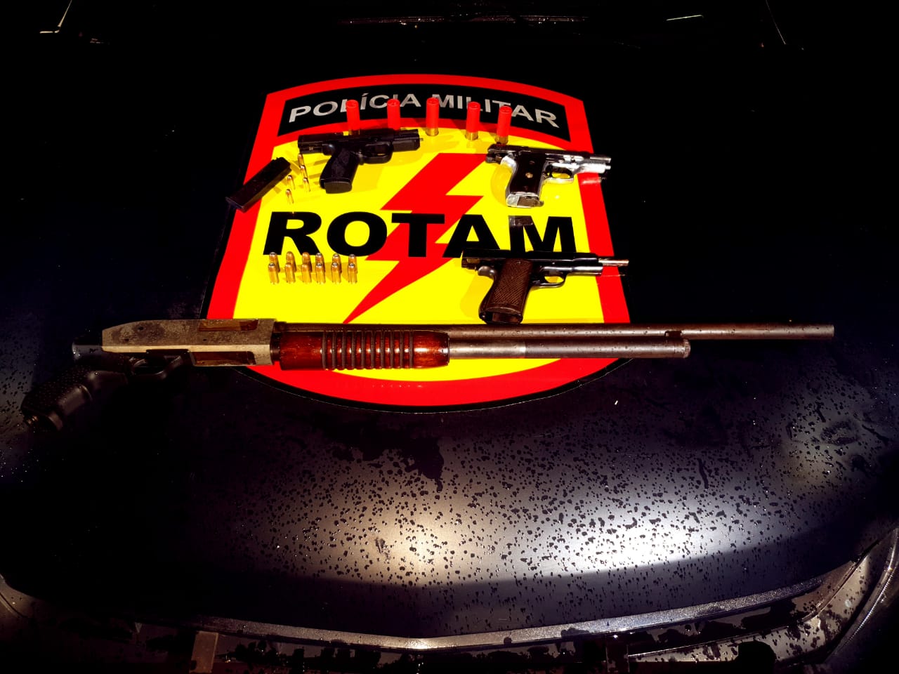 Três homens são presos por roubo de veículos e manter laboratório de refino de cocaína, em Abadia de Goiás