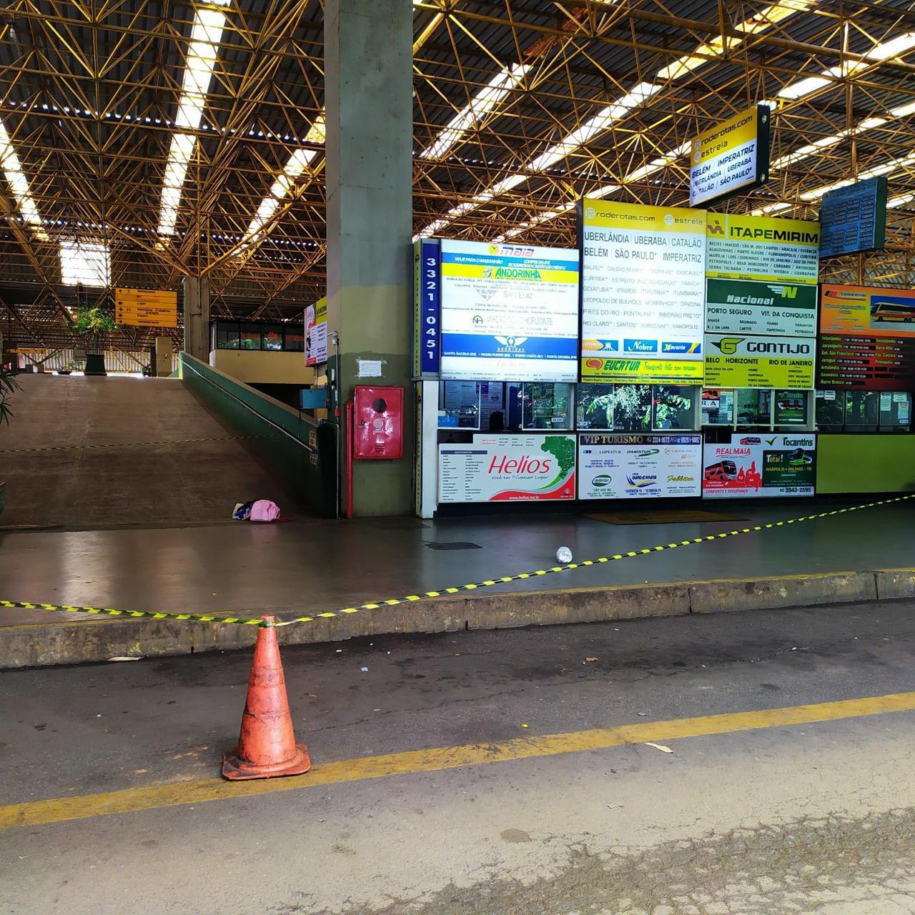Uma bomba encontrada na Rodoviária de Anápolis foi destruída na noite desta sexta-feira (24). Local precisou ser interditado por mais de 6h. (Foto: Reprodução)