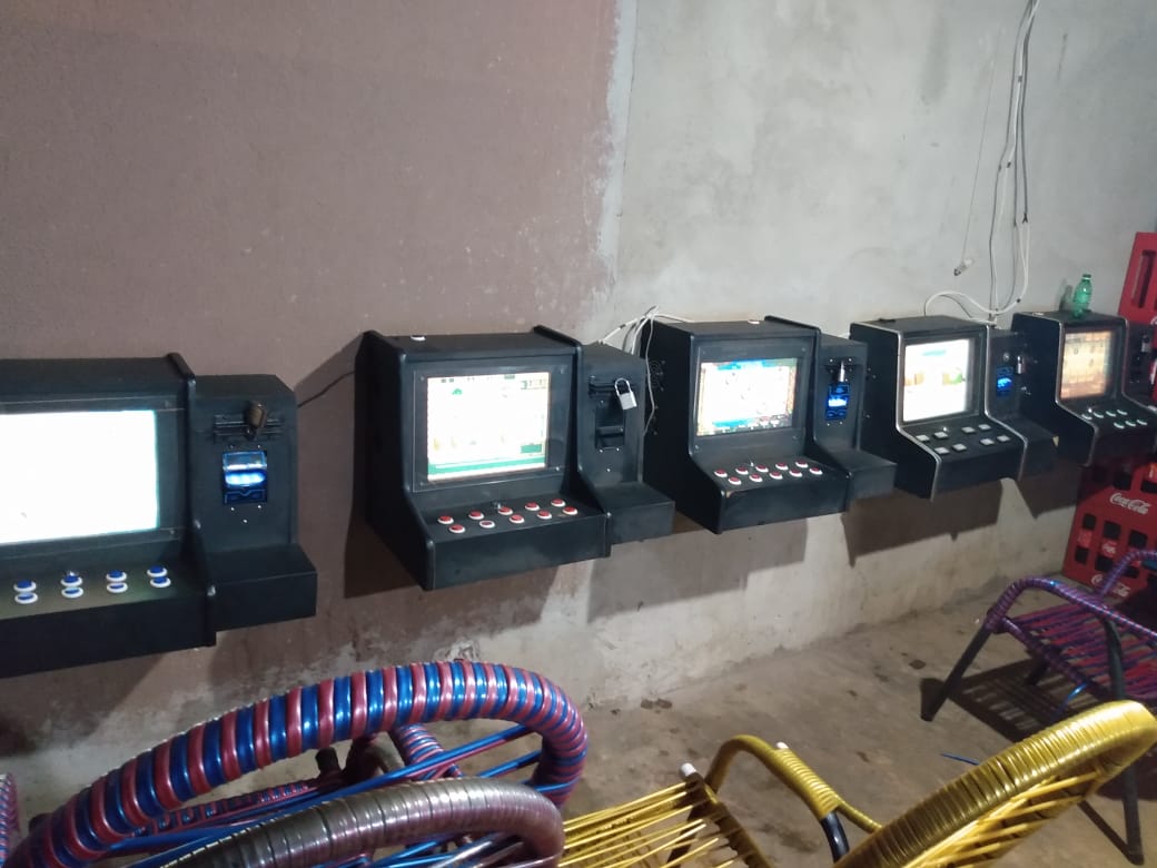 Cinco máquinas caça-níqueis foram apreendidas em uma mercearia de Aparecida de Goiânia, na região Metropolitana da capital. (Foto: Divulgação/PM)