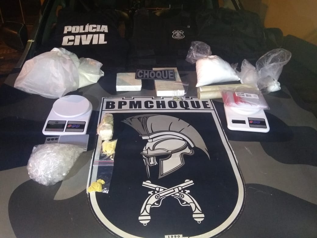 Um homem, que não teve o nome e a idade revelados, foi preso no Setor Jardim da Luz, em Aparecida de Goiânia, suspeito de tráfico de drogas. (Foto: Divulgação/PM)