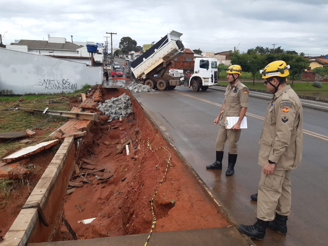 O temporal que atingiu a cidade de Catalão na madrugada desta quarta-feira (29) bateu recorde histórico em apenas cinco horas. (Foto: Divulgação/Corpo de Bombeiros)