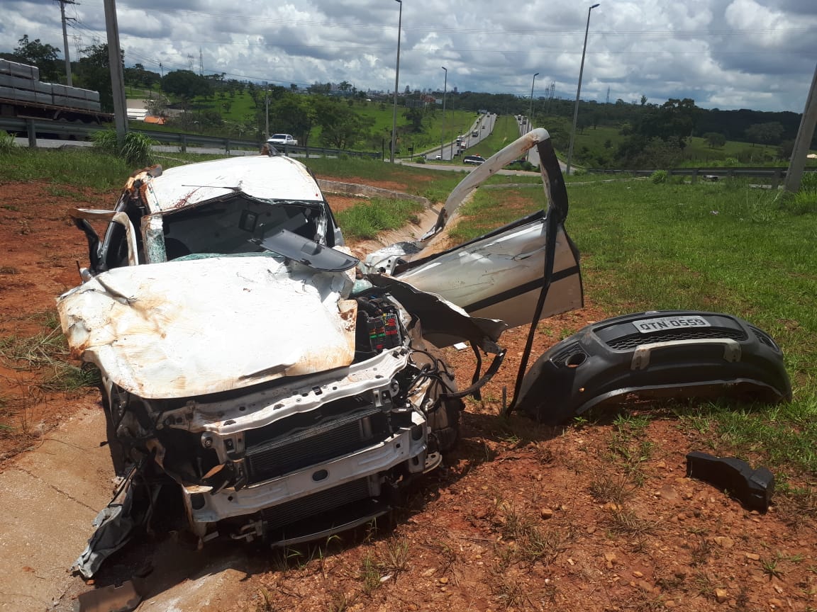 Carro se choca com caminhão que mudou de faixa na GO-020 e passageiro morre no acidente