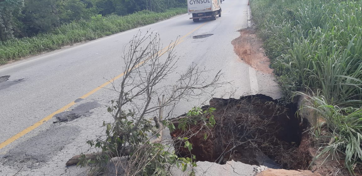 Erosão na BR-153 deixa via parcialmente interditada