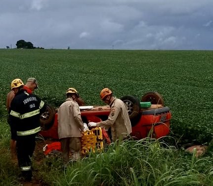 Um homem, de 33 anos, ficou ferido após perder o controle do carro que conduzia e capotar na GO-010, em Luziânia, no Entorno do DF. (Foto: Divulgação/Corpo de Bombeiros)