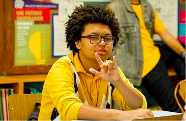 "Moleque babaca bancando a vítima", foi o início da mensagem, enviada para o ator. "Vai estudar e tozar (sic) esse cabelo horrível", completou o agressor