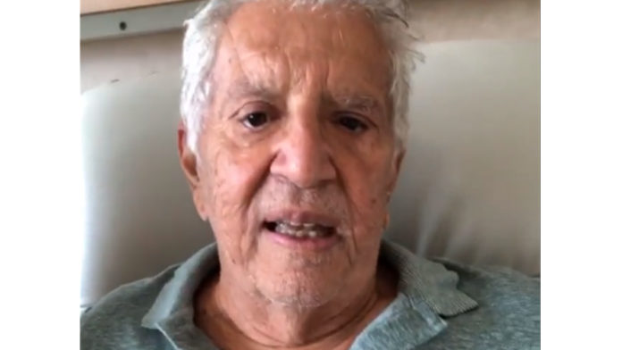 Carlos Alberto de Nóbrega é internado após consumir iogurte estragado