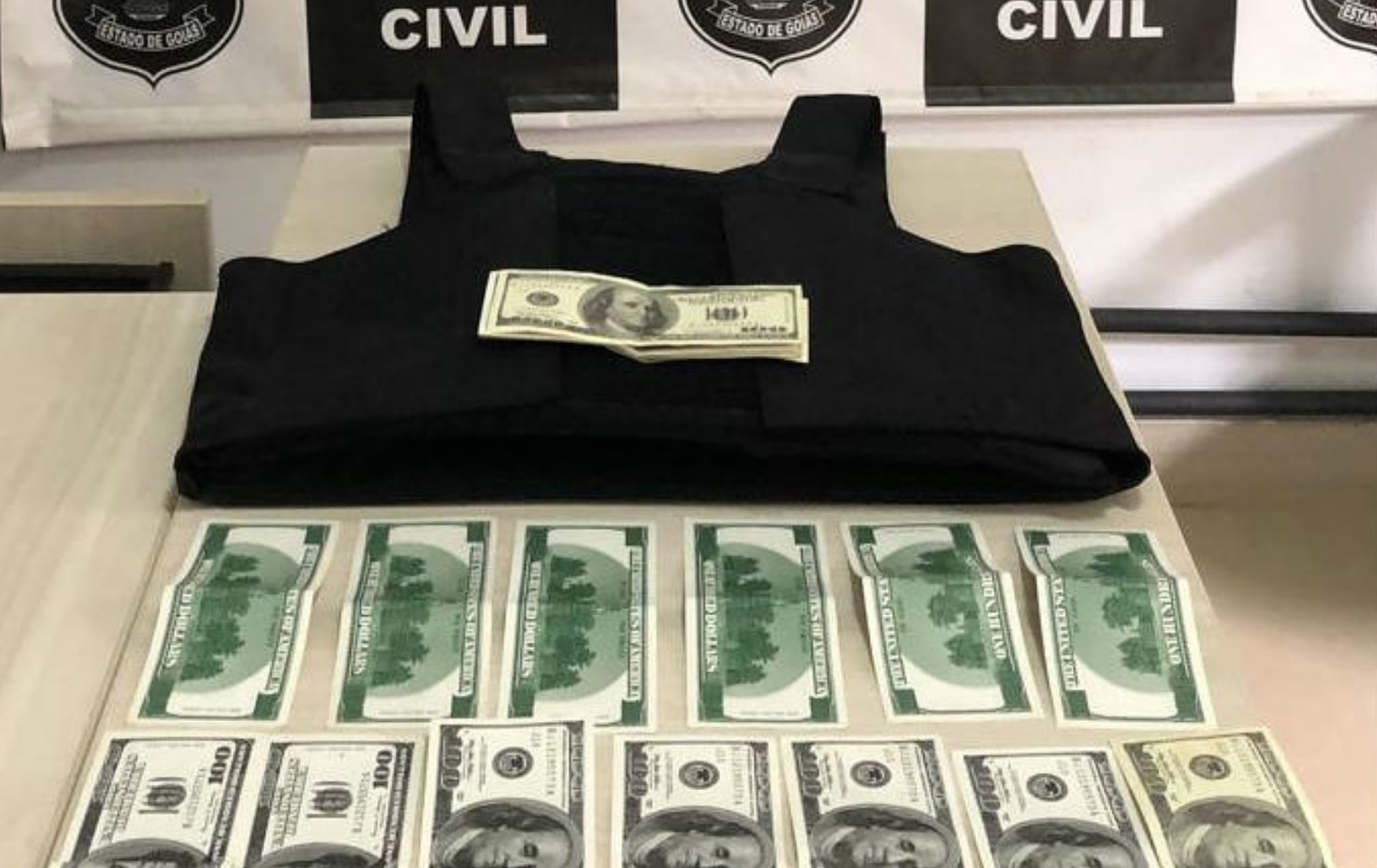Homem é preso suspeito de vender dólares falsos, em Goianira
