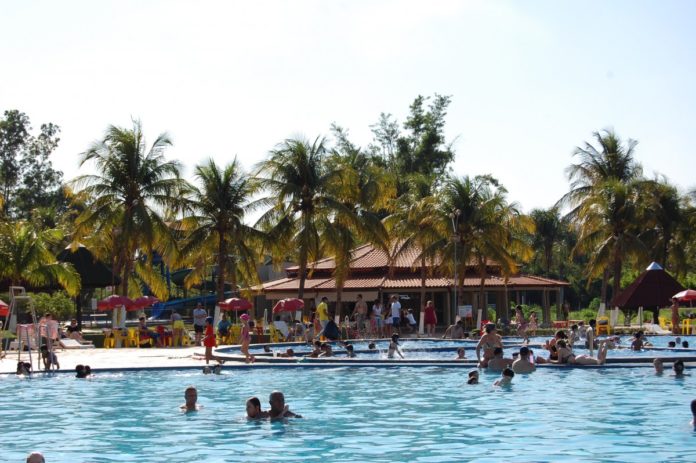 Criança sofre corte no joelho em piscina