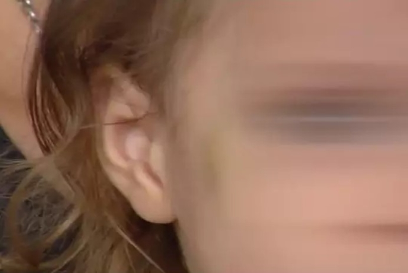 ‘Abandonada’ pelo padrasto, criança de 2 anos é encontrada com hematomas em praça de Goiânia