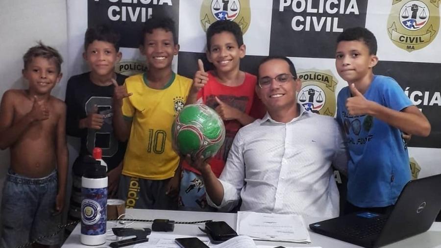 Meninos procuram delegacia para reaver bola tomada por vizinha, no MA
